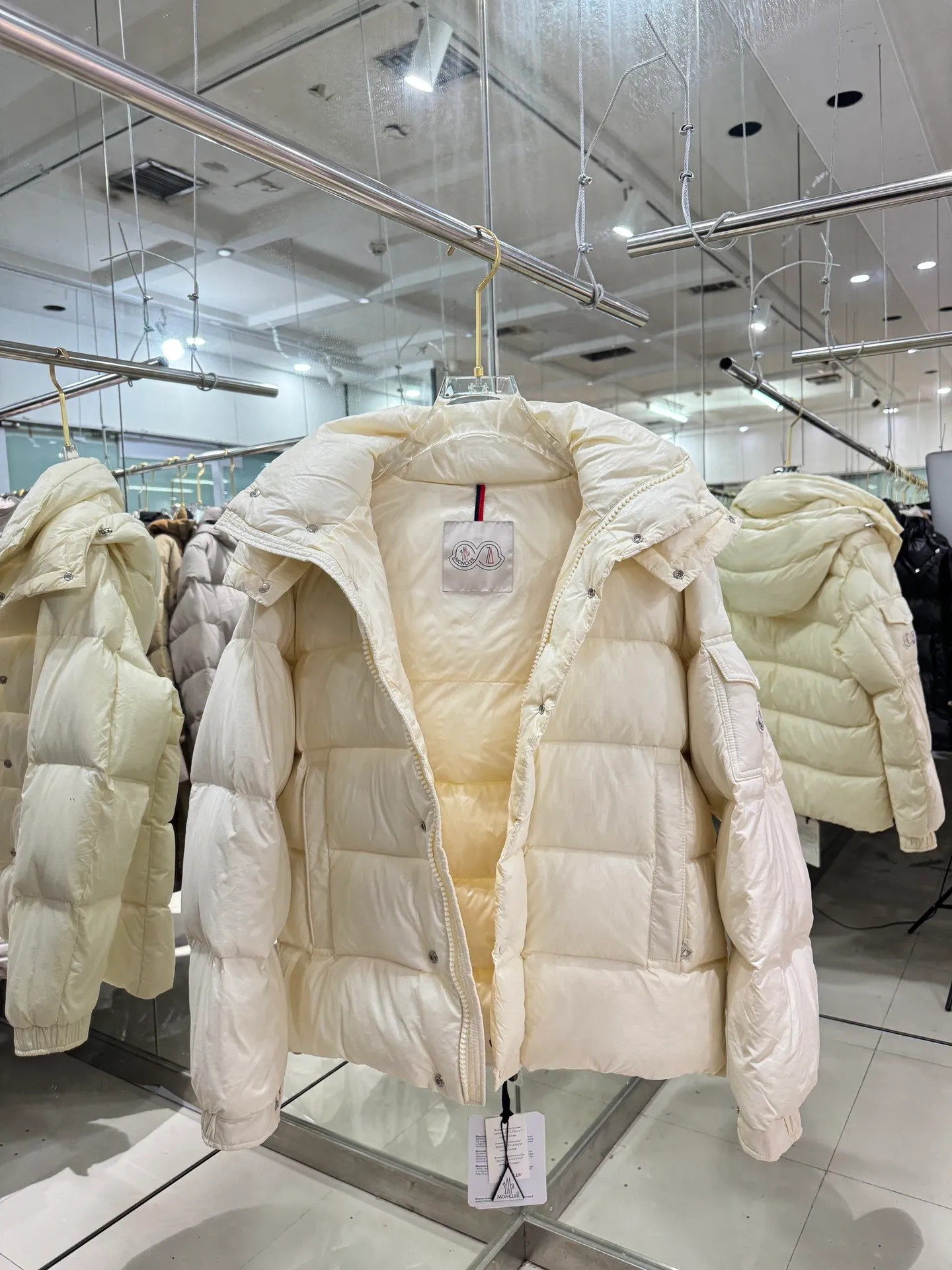 P390 Moncler/ 2026 70 、 。 DNA ， ， 。 Classic ， 、 。 Classic 70 。 Quality， 90 ，Premium Quality ， ，Black ！ Sizes M-3XL